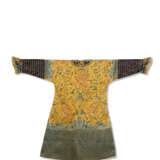 AN EMBROIDERED YELLOW SILK DRAGON ROBE FOR A CHILD, LONGPAO - Foto 4