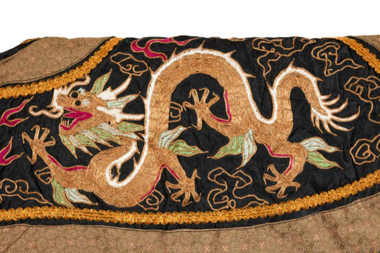 AN EMBROIDERED YELLOW SILK DRAGON ROBE FOR A CHILD, LONGPAO - photo 5
