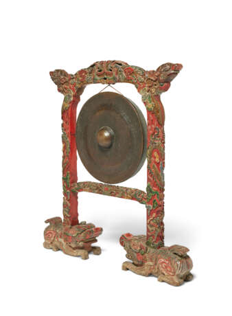 A LARGE GONG AND PAINTED LACQUER WOOD STAND - Foto 3