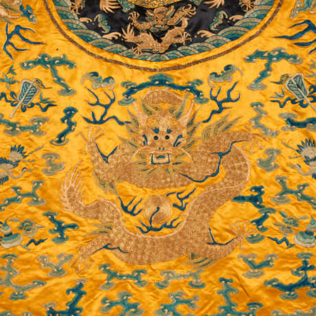 AN EMBROIDERED YELLOW SILK DRAGON ROBE FOR A CHILD, LONGPAO - photo 7