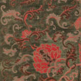A LARGE CUT-VELVET 'DRAGON AND LOTUS' PANEL - фото 5