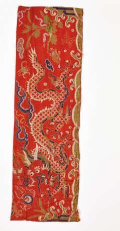 FOUR SILK BROCADE 'DRAGON AND FIVE POISON' SUTRA COVERS - Foto 2