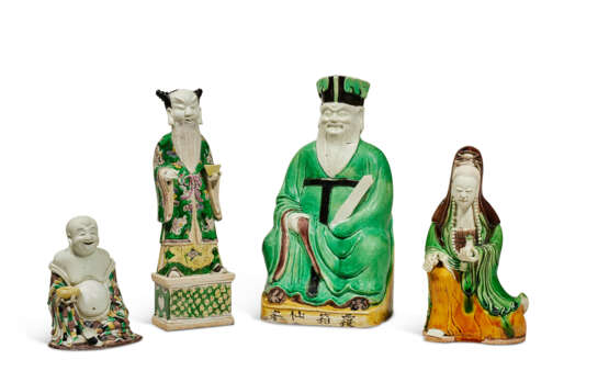 A GROUP OF FOUR FAMILLE VERTE BISCUIT FIGURES - фото 1