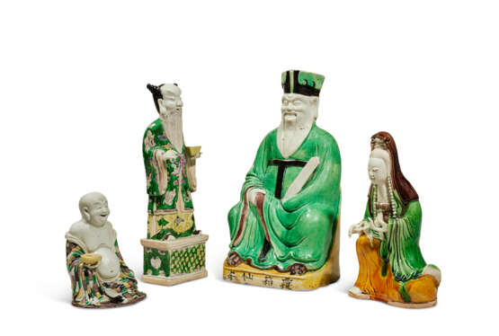 A GROUP OF FOUR FAMILLE VERTE BISCUIT FIGURES - фото 2