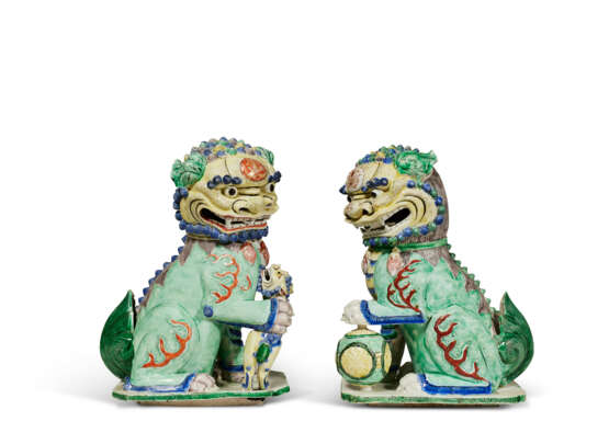 A PAIR OF FAMILLE VERTE BUDDHIST LIONS - photo 1