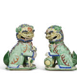 A PAIR OF FAMILLE VERTE BUDDHIST LIONS - фото 1