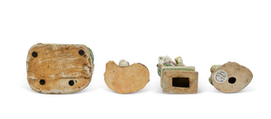 A GROUP OF FOUR FAMILLE VERTE BISCUIT FIGURES - Foto 4