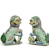 A PAIR OF FAMILLE VERTE BUDDHIST LIONS - photo 2
