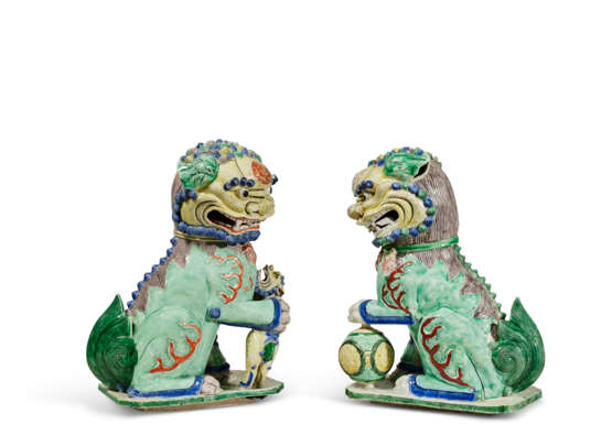 A PAIR OF FAMILLE VERTE BUDDHIST LIONS - Foto 2