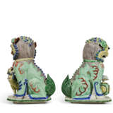 A PAIR OF FAMILLE VERTE BUDDHIST LIONS - Foto 3