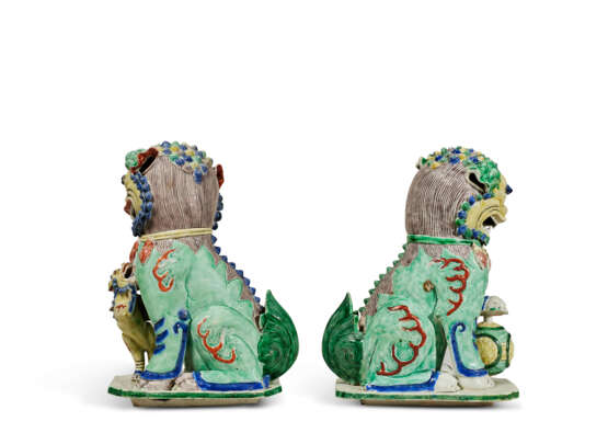 A PAIR OF FAMILLE VERTE BUDDHIST LIONS - photo 3