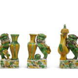 TWO FAMILLE VERTE BISCUIT 'BUDDHIST LION' VASES AND A FAMILLE VERTE 'BUDDHIST LION' EWER AND COVER - Foto 1