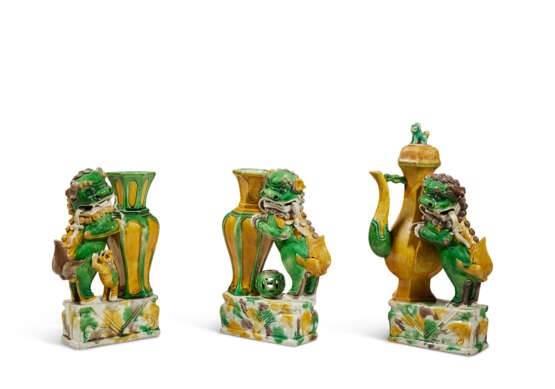 TWO FAMILLE VERTE BISCUIT 'BUDDHIST LION' VASES AND A FAMILLE VERTE 'BUDDHIST LION' EWER AND COVER - Foto 2