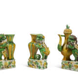 TWO FAMILLE VERTE BISCUIT 'BUDDHIST LION' VASES AND A FAMILLE VERTE 'BUDDHIST LION' EWER AND COVER - фото 2