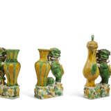 TWO FAMILLE VERTE BISCUIT 'BUDDHIST LION' VASES AND A FAMILLE VERTE 'BUDDHIST LION' EWER AND COVER - Foto 3