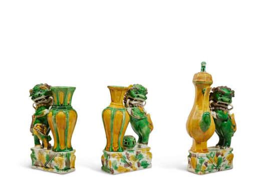 TWO FAMILLE VERTE BISCUIT 'BUDDHIST LION' VASES AND A FAMILLE VERTE 'BUDDHIST LION' EWER AND COVER - фото 3
