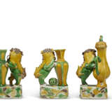 TWO FAMILLE VERTE BISCUIT 'BUDDHIST LION' VASES AND A FAMILLE VERTE 'BUDDHIST LION' EWER AND COVER - фото 4