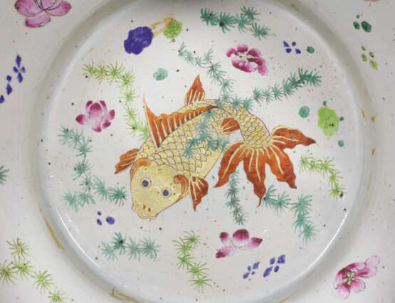 A LARGE FAMILLE ROSE FISH BOWL - photo 3