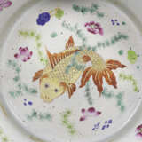 A LARGE FAMILLE ROSE FISH BOWL - photo 3