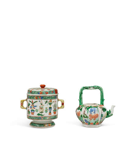 A FAMILLE VERTE EWER AND A FAMILLE VERTE TWIN-HANDLED BOWL AND COVER - Foto 1