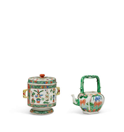 A FAMILLE VERTE EWER AND A FAMILLE VERTE TWIN-HANDLED BOWL AND COVER - фото 2