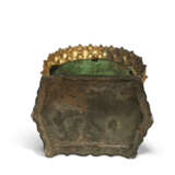 A GILT-LACQUERED BRONZE 'LOTUS' STAND - Foto 3