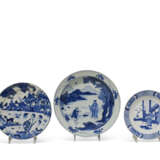 THREE BLUE AND WHITE DISHES AND TWO MATCHING BLUE AND WHITE PLATES - photo 1