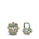 A FAMILLE VERTE EWER AND A FAMILLE VERTE TWIN-HANDLED BOWL AND COVER - Foto 3