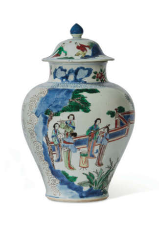 A WUCAI 'LADIES' JAR AND COVER - Foto 2