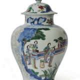 A WUCAI 'LADIES' JAR AND COVER - фото 2