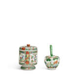 A FAMILLE VERTE EWER AND A FAMILLE VERTE TWIN-HANDLED BOWL AND COVER - photo 4