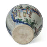 A WUCAI 'LADIES' JAR AND COVER - Foto 3