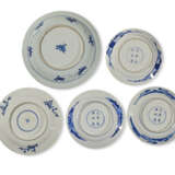 THREE BLUE AND WHITE DISHES AND TWO MATCHING BLUE AND WHITE PLATES - фото 2