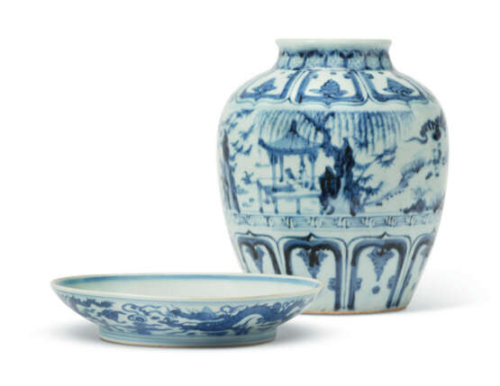 A BLUE AND WHITE 'WINDSWEPT' JAR AND BLUE AND WHITE 'DRAGON' DISH - фото 1