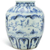 A BLUE AND WHITE 'WINDSWEPT' JAR AND BLUE AND WHITE 'DRAGON' DISH - фото 2