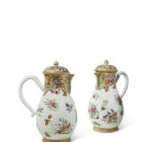 A LARGE PAIR OF FAMILLE ROSE AND GILT-DECORATED JUGS AND COVERS - Foto 3