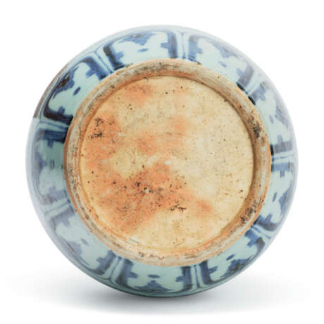 A BLUE AND WHITE 'WINDSWEPT' JAR AND BLUE AND WHITE 'DRAGON' DISH - Foto 3