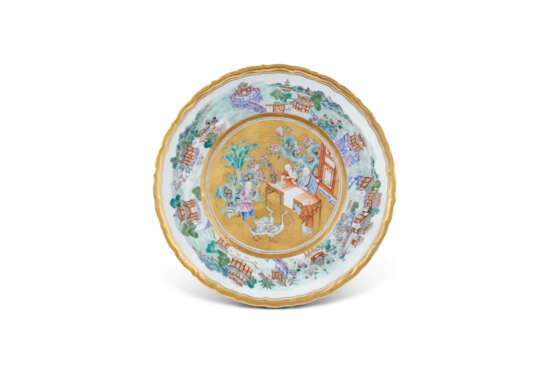 A FAMILLE ROSE AND GILT-DECORATED DISH - фото 1