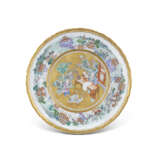 A FAMILLE ROSE AND GILT-DECORATED DISH - фото 1