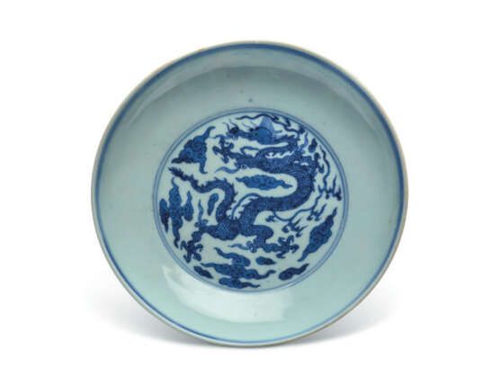 A BLUE AND WHITE 'WINDSWEPT' JAR AND BLUE AND WHITE 'DRAGON' DISH - фото 4