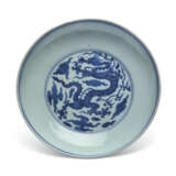 A BLUE AND WHITE 'WINDSWEPT' JAR AND BLUE AND WHITE 'DRAGON' DISH - photo 4