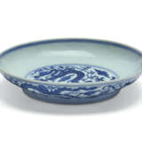 A BLUE AND WHITE 'WINDSWEPT' JAR AND BLUE AND WHITE 'DRAGON' DISH - photo 5