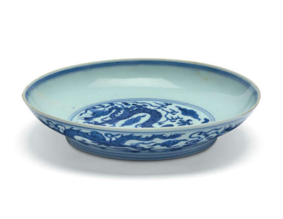 A BLUE AND WHITE 'WINDSWEPT' JAR AND BLUE AND WHITE 'DRAGON' DISH - Foto 5