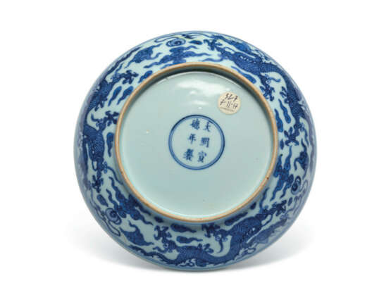 A BLUE AND WHITE 'WINDSWEPT' JAR AND BLUE AND WHITE 'DRAGON' DISH - Foto 6