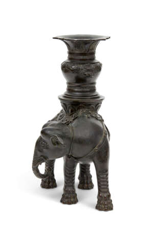 A BRONZE MODEL OF AN ELEPHANT AND VASE - фото 2
