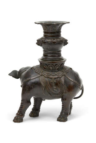 A BRONZE MODEL OF AN ELEPHANT AND VASE - photo 3