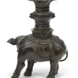 A BRONZE MODEL OF AN ELEPHANT AND VASE - фото 3