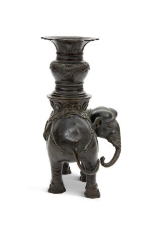 A BRONZE MODEL OF AN ELEPHANT AND VASE - Foto 4