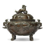 A BRONZE 'DRAGON' CENSER AND COVER - фото 2