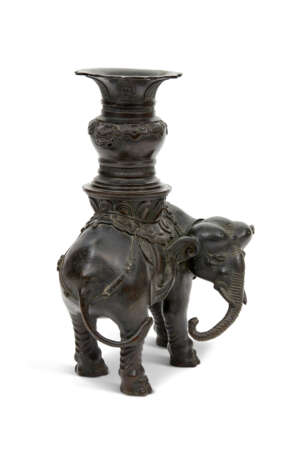 A BRONZE MODEL OF AN ELEPHANT AND VASE - photo 5